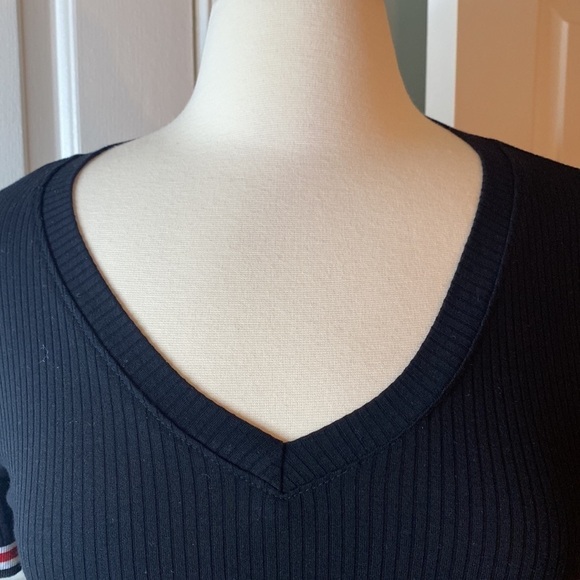 Tres Bien Black Ribbed V-Neck Shirt Size Large in EUC - Picture 3 of 9